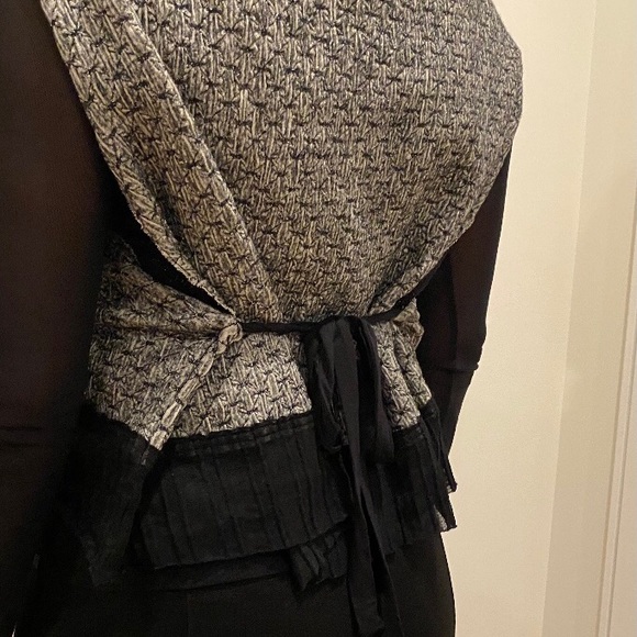 Sleeveless cropped sweater with back tie. - Picture 2 of 5